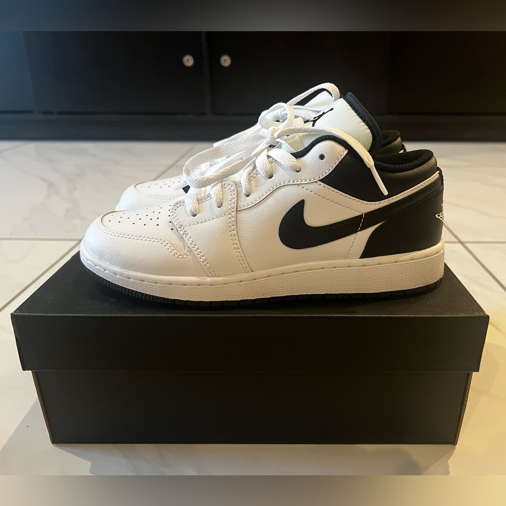 Air Jordan 1 Low - Youth 6 or Women 7.5